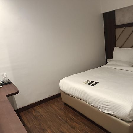Hotel Dakshin Grandeur Нави Мумбай Екстериор снимка