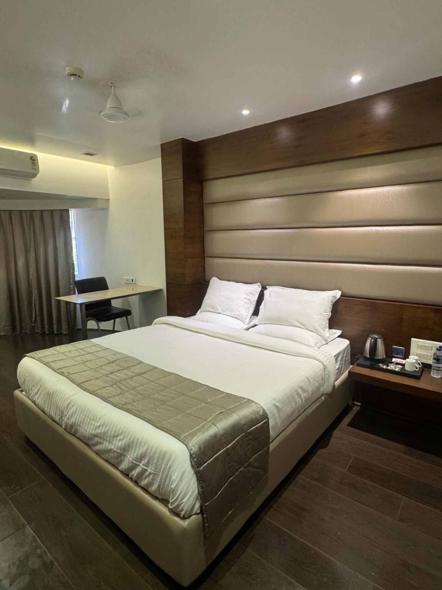Hotel Dakshin Grandeur Нави Мумбай Екстериор снимка