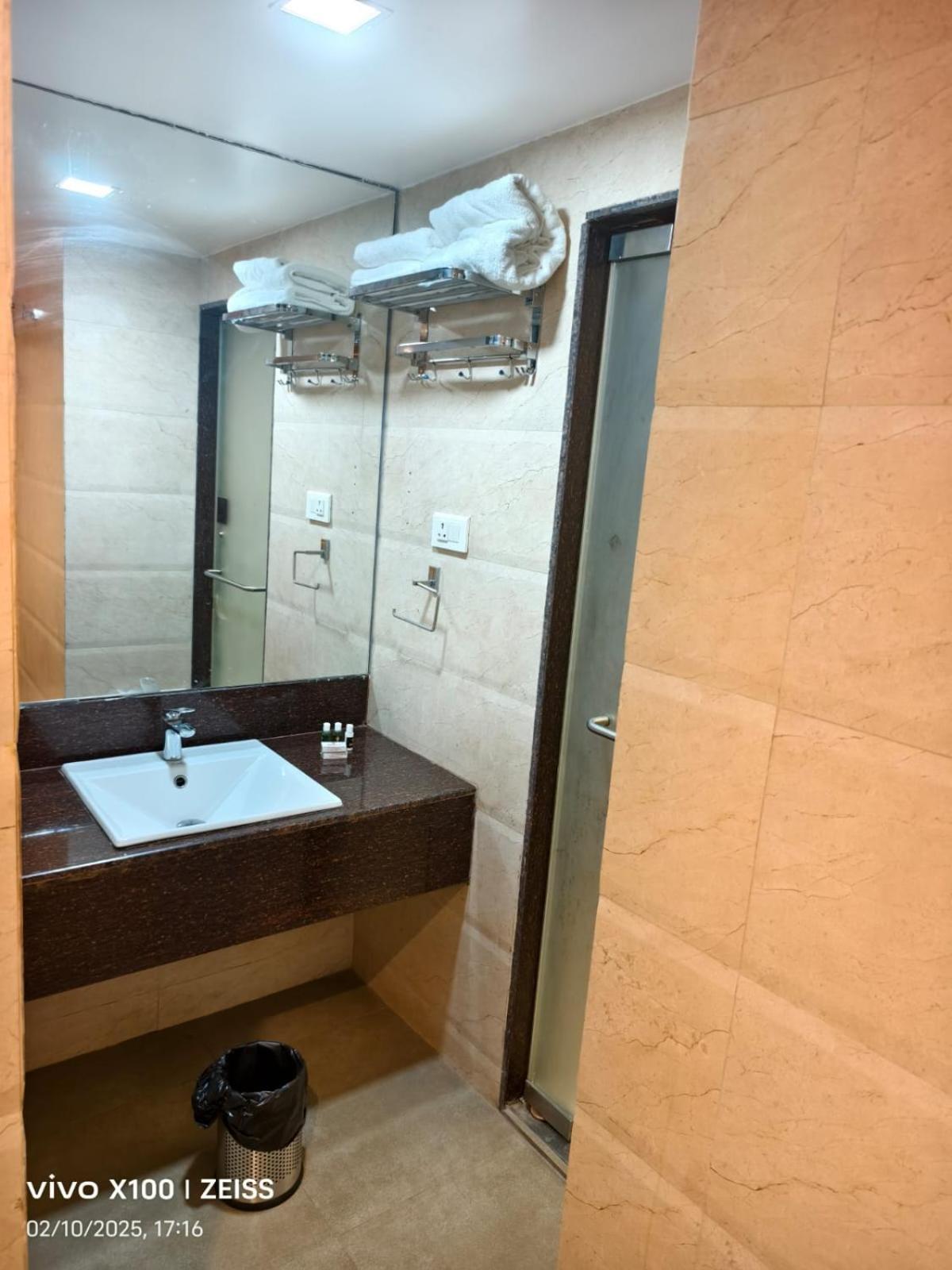 Hotel Dakshin Grandeur Нави Мумбай Екстериор снимка