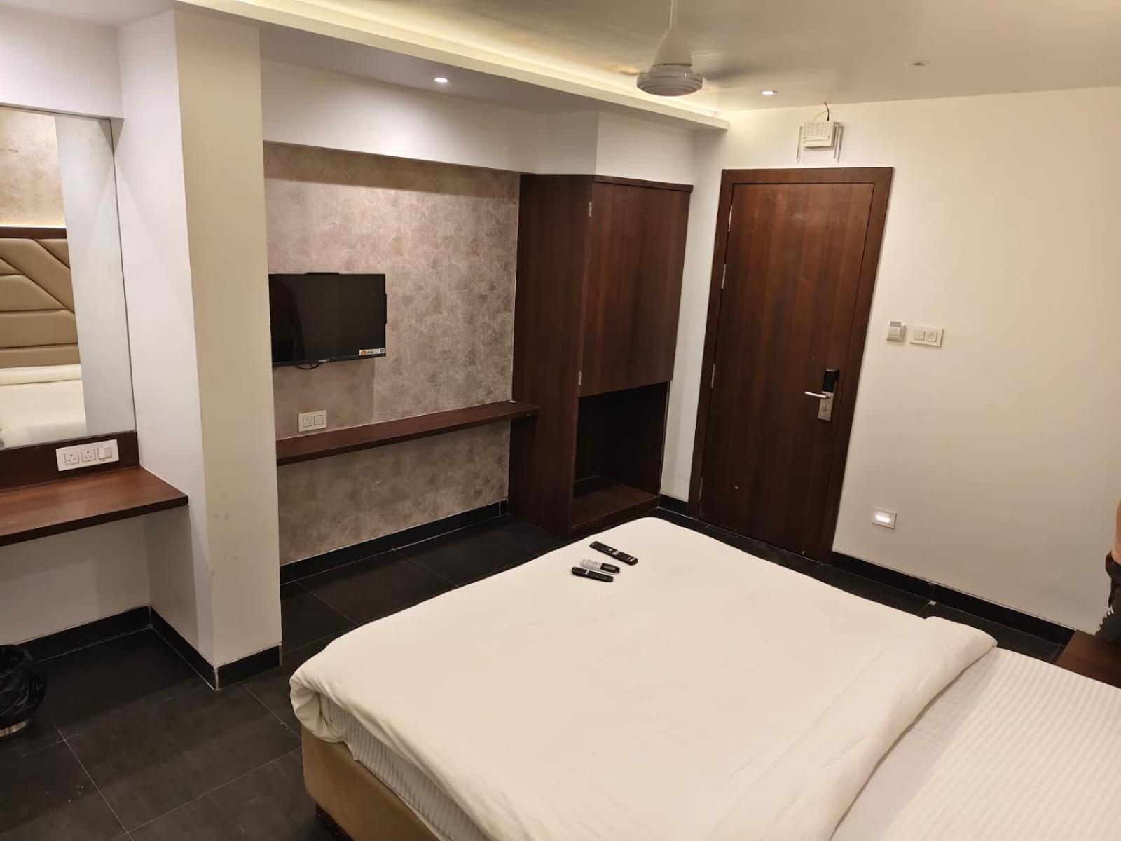 Hotel Dakshin Grandeur Нави Мумбай Екстериор снимка