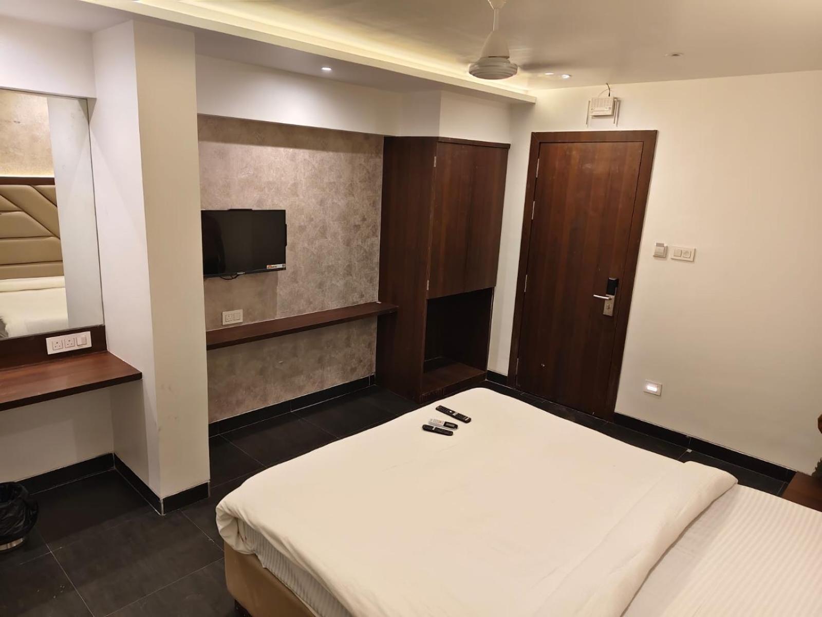 Hotel Dakshin Grandeur Нави Мумбай Екстериор снимка