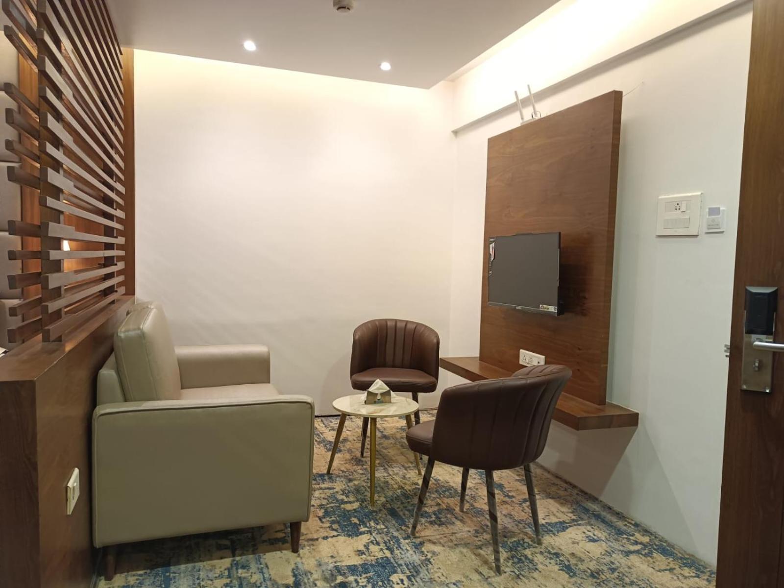 Hotel Dakshin Grandeur Нави Мумбай Екстериор снимка