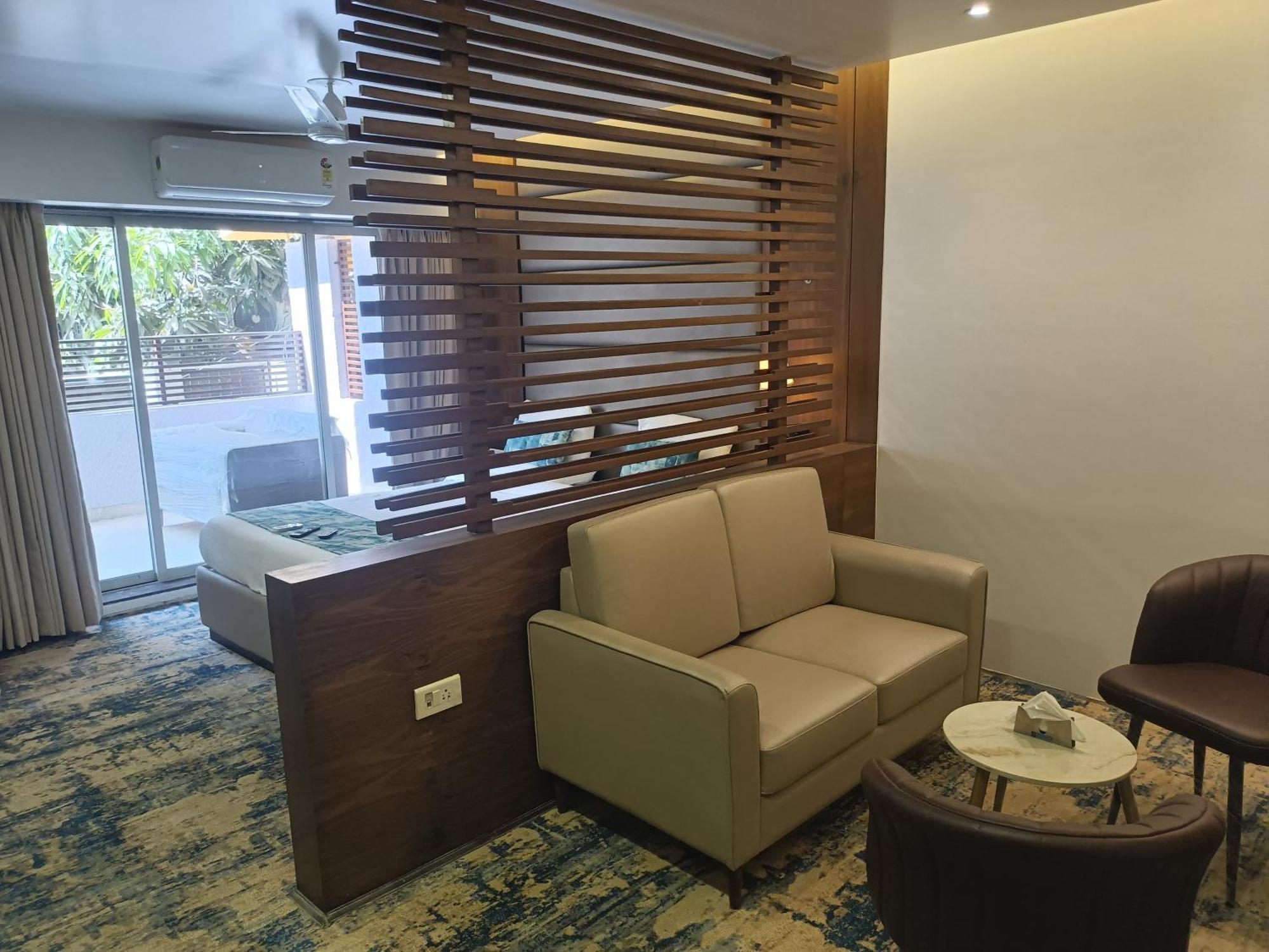 Hotel Dakshin Grandeur Нави Мумбай Екстериор снимка